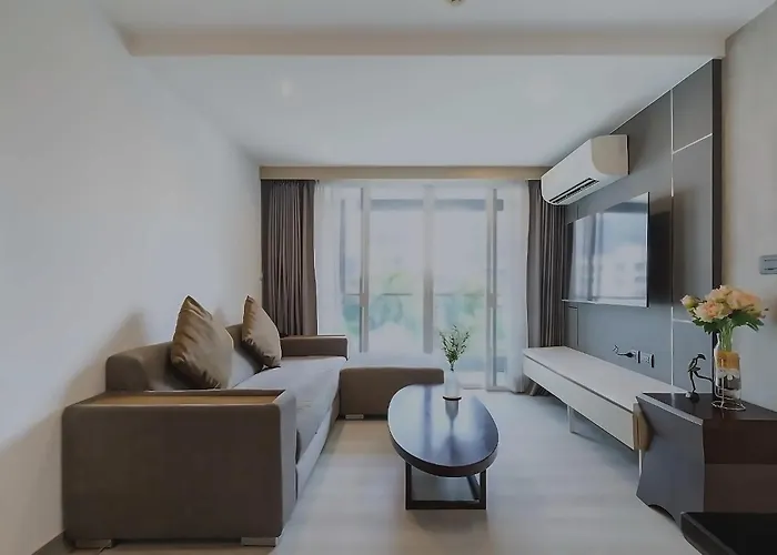Spacious Bedroom- 2 Mins From Train Station
